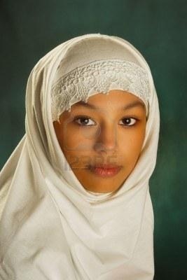 3756973-giovane-donna-marocchina-in-un-bianco-velo