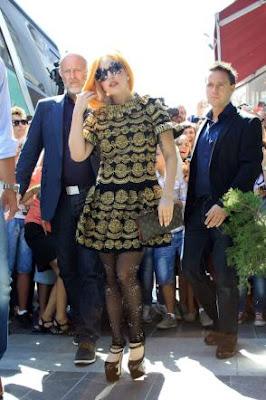 Lady Gaga pizzicata senza slip mostra il lato B, le foto