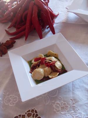 Orecchiette con pomodori secchi piccanti su vellutata di cime di rapa