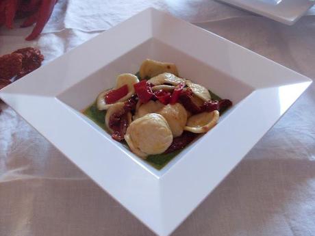 Orecchiette con pomodori secchi piccanti su vellutata di cime di rapa