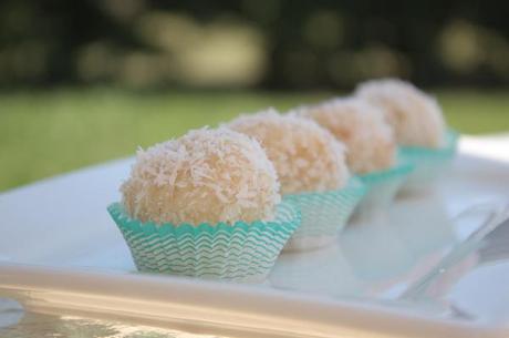 Bon bon al cocco, mandorle e pistacchi e la vincitrice della sfida viola!