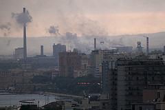 Taranto, la zona industriale e i fumi dell'Ilv...