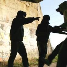 Campo dei Fiori Pestato a calci e pugni Nel gruppo un minorenne