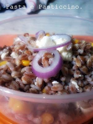 INSALATA DI FARRO CON FETA,MAIS&CIPOLLE; ROSSE - PRANZODILAVORO#1