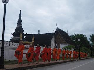 Luang Prabang; candele, tuniche e oro di draghi