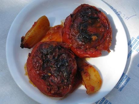 Eating Serifos part 1 - stuffed tomatoes at Νικουλιας: the tavern in Plati Gialos