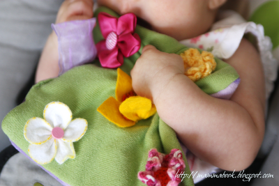 Un fazzoletto rumoroso (riciclato) per bambine: eccovi il mio prato fiorito! – Recycled noisy flower patch toy for baby girls