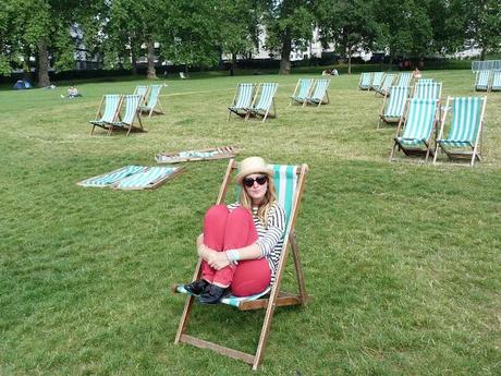 Ooh look! There's the marathon at Buckingham Palace!