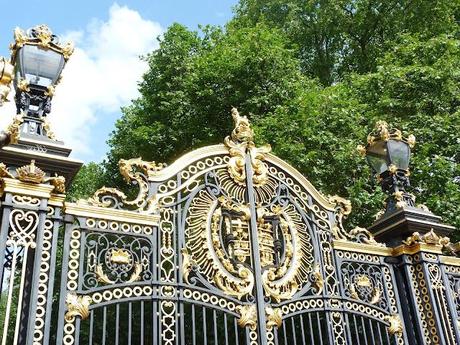 Ooh look! There's the marathon at Buckingham Palace!