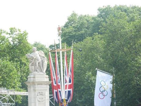 Ooh look! There's the marathon at Buckingham Palace!