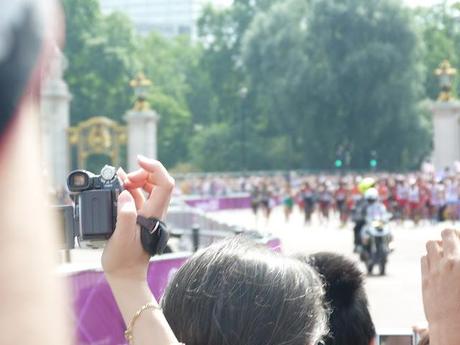 Ooh look! There's the marathon at Buckingham Palace!