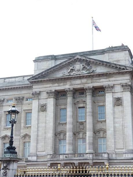 Ooh look! There's the marathon at Buckingham Palace!