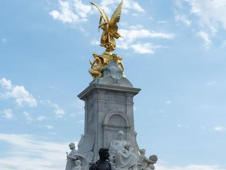 Ooh look! There's the marathon at Buckingham Palace!