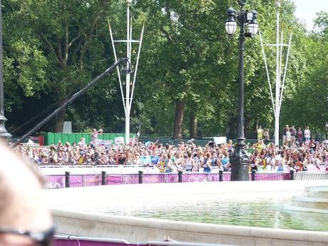 Ooh look! There's the marathon at Buckingham Palace!