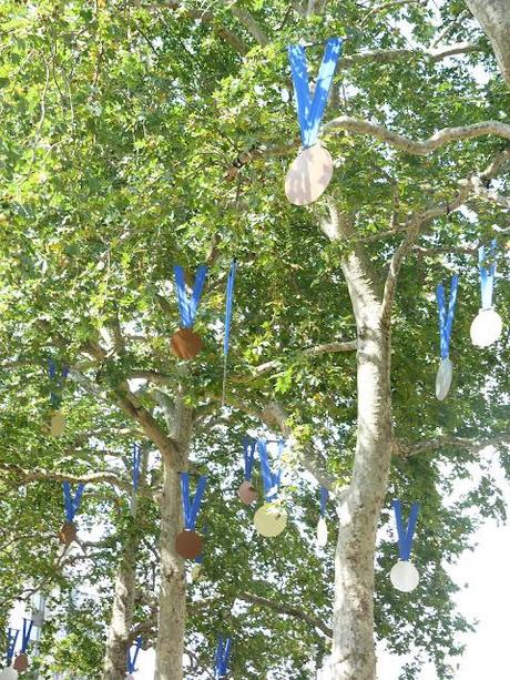 Ooh look! There's the marathon at Buckingham Palace!