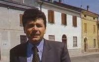 torchio da solo sfondo case Ma che fa Salini? L’arbitro e il giocatore? Fa la Provincia da solo? D’accordo coi furbi gestori dei confini? Si fermi! I cittadini sono tanti, gli interessi leciti pure, le idee ugualmente tante, non c’è solo lui! Sul ritardato coinvolgimento del cons...