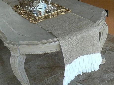 Shabby Chic Runner tela in tessuto di cotone bianco volant.