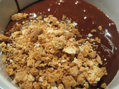 Dolce fondente con pesche e amaretti