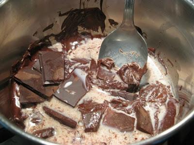 Dolce fondente con pesche e amaretti