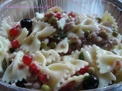 Farfalle con salsiccia, ribes e mirtilli