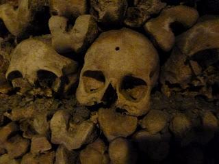 Arrete! C'est ici l'empire de la Mort: le catacombe di Parigi