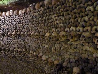 Arrete! C'est ici l'empire de la Mort: le catacombe di Parigi