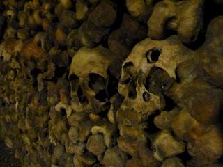 Arrete! C'est ici l'empire de la Mort: le catacombe di Parigi