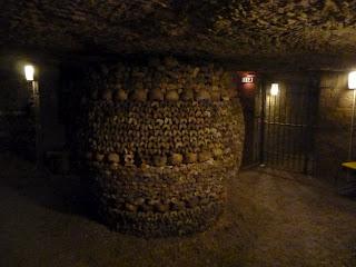 Arrete! C'est ici l'empire de la Mort: le catacombe di Parigi