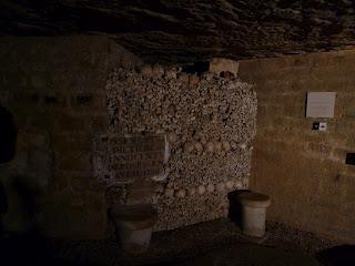 Arrete! C'est ici l'empire de la Mort: le catacombe di Parigi