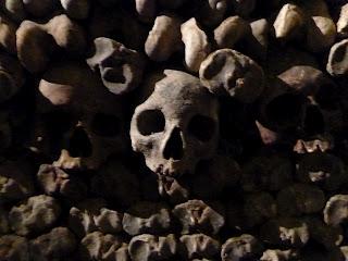 Arrete! C'est ici l'empire de la Mort: le catacombe di Parigi