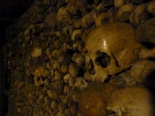 Arrete! C'est ici l'empire de la Mort: le catacombe di Parigi