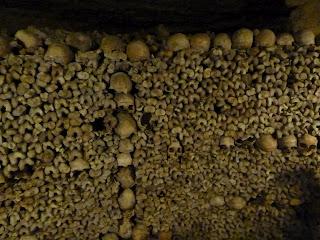 Arrete! C'est ici l'empire de la Mort: le catacombe di Parigi