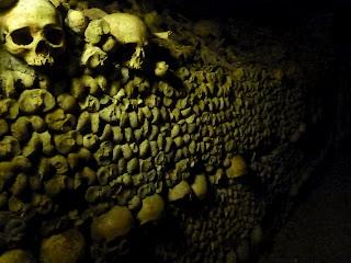 Arrete! C'est ici l'empire de la Mort: le catacombe di Parigi