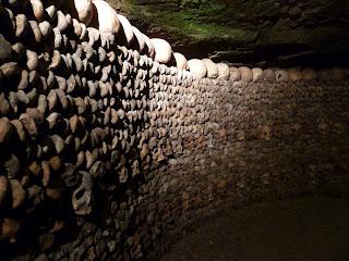 Arrete! C'est ici l'empire de la Mort: le catacombe di Parigi