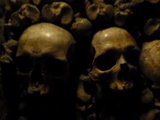 Arrete! C'est ici l'empire de la Mort: le catacombe di Parigi