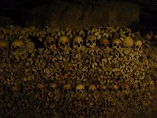 Arrete! C'est ici l'empire de la Mort: le catacombe di Parigi