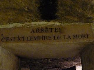 Arrete! C'est ici l'empire de la Mort: le catacombe di Parigi