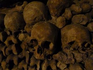 Arrete! C'est ici l'empire de la Mort: le catacombe di Parigi