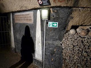 Arrete! C'est ici l'empire de la Mort: le catacombe di Parigi