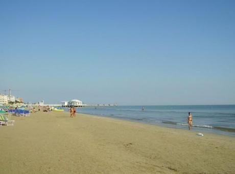 Spiaggia di Velluto: nei pressi della rotonda c'è un fantasma di donna.Indagini in corso 