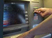 Sottrae bancomat cliente preleva 4mila euro