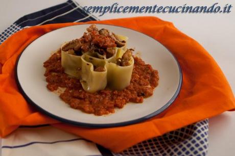 Stelle al ragu di pesce su crema di peperoni