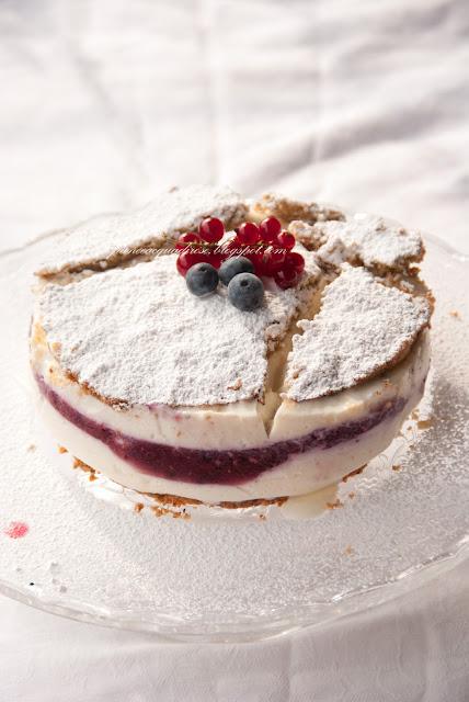 Cheesecake alla ricotta e frutti di bosco (Cheesecake with ricotta cheese and soft fruits)