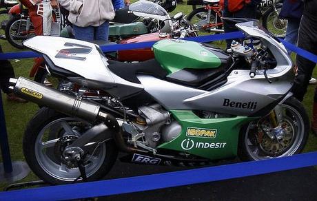 Benelli Tornado 900 ( Sviluppo e Storia )