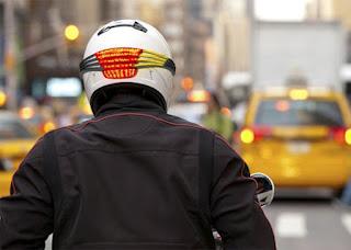 Sicurezza stradale: casco per moto con luci