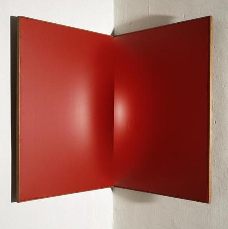 Castellani, Superficie angolare rossa, 1961, Acrilico su tela, 80x60x60 cm, Collezione dell’artista