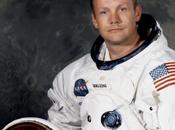 Bandiere mezz’asta segno lutto scomparsa Neil Armstrong
