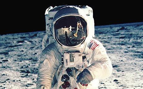 Bandiere a mezz’asta in segno di lutto per la scomparsa di Neil Armstrong