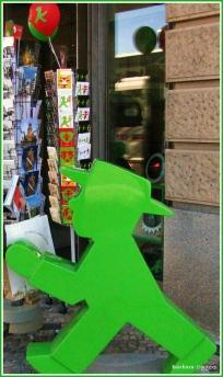 Berlino-ampelmann-da-omino-del-semaforo-a-ogg-L-OwKEwn