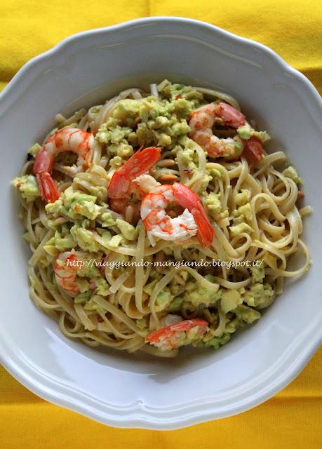 TRENETTE CON PESTO DI AVOCADO, GAMBERI E PEPERONCINO